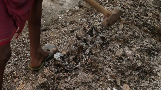 Slavery in Asia. Unskilled workers. Mining of mica. India.