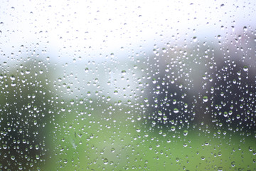Gotas de lluvia en un cristal