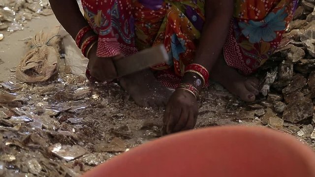 Slavery in Asia. Unskilled workers. Mining of mica. India.