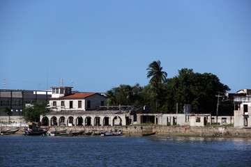 arquitetura antiga as margens da praia 