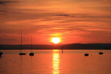 Sonnenuntergang mit Boote auf dem Wasser