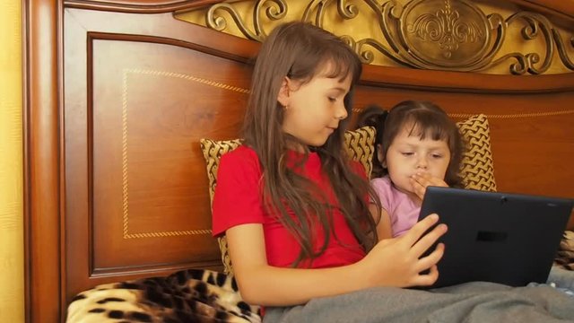 Children play with the tablet.