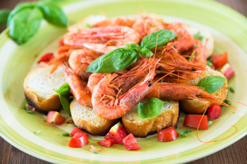 Bruschette con gamberi, pomodoro e basilico