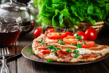 Omelette with bacon and tomatoes