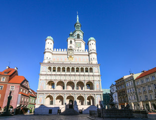 Fototapeta na wymiar Picturesque Old Market merchant houses and the Town Hall in Poznan, Poland