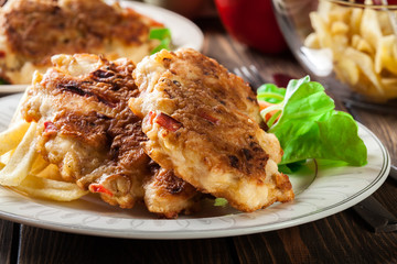 Chicken medallions with red peppers served with chips