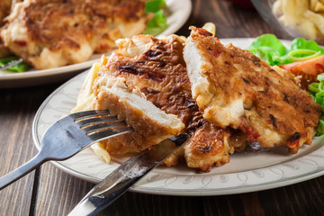 Chicken medallions with red peppers served with chips