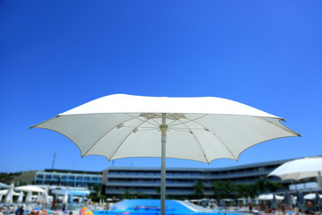 Piękny biały parasol na basenie na wyspie Rodos w Grecji. - obrazy, fototapety, plakaty