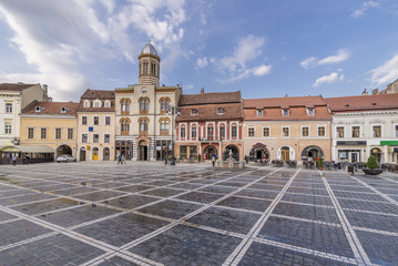 Fototapeta na wymiar View of Piata Sfatului square in a moment of tranquility, Brasov, Romania
