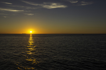Romantischer Sonnenuntergang am Meer