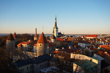 Obraz premium Tallinn skyline in the rays of the setting sun