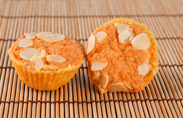 Tarts almond on wood