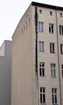 bschmierte Hauswand