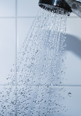 Naklejka na ściany i meble Wasser von der Brause in der dusche für die Körperpflege