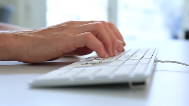 H&auml;nde auf Tastatur