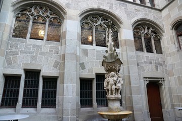 Brunnen im Innenhof der Fraumünster Kirche in Zürich in der schweiz