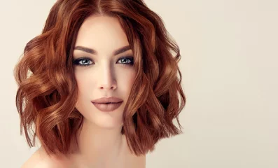 Photo sur Plexiglas Salon de coiffure Belle fille modèle aux cheveux courts. Femme aux cheveux bouclés rouges. Tête rouge.
