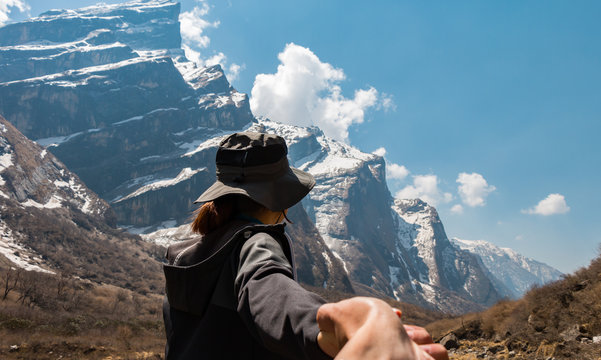 Fototapeta a girl in black holding her boyfriend's hand