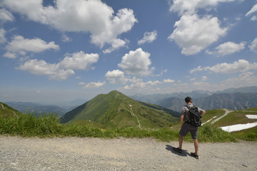 wanderer im kleinwalsertal