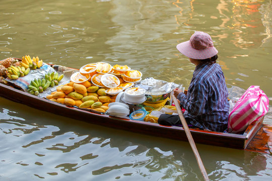 Damnoen Saduak floating market in Ratchaburi near Bangkok, Thailand