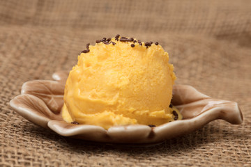 Kugel Mangoeis in Schale