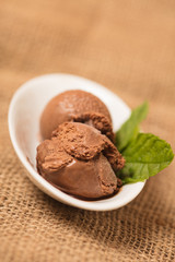 Zwei Kugeln Schokoladeneis mit Minze