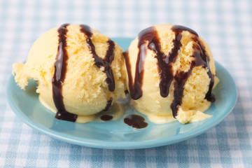 Selbstgemachtes Vanilleeis mit Schokoladensauce