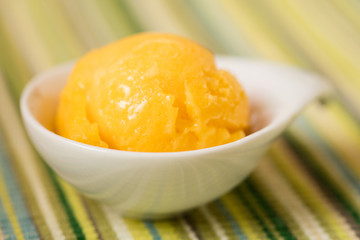 Kugel Mangoeis oder Mangosorbet