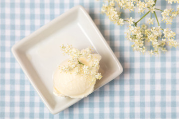 Kugel Holunderblüteneis mit frischen Holunderblüten
