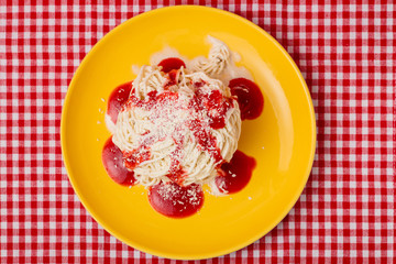 Selbstgemachtes Spaghettieis mit Erdbeersauce auf Teller