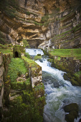 Fototapeta premium Source d'eau et rivière la Loue dans le doubs en franche comté