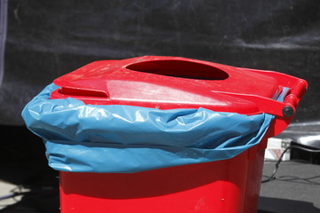 Öffentliche rote Abfalltonne