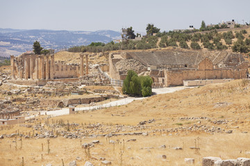 Fototapeta premium Roman amphitheater and temple in Jerash Jordan 