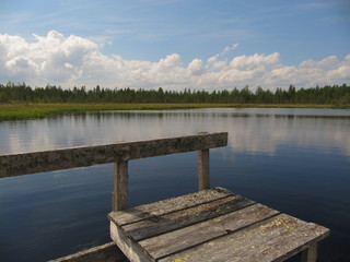 Banc sur le ponton d'un lac en Finlande