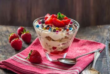 Gardinen Strawberry cheesecake dessert © beataaldridge