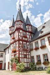 Obraz premium Brömserhof in der historischen Altstadt von Rüdesheim am Rhein