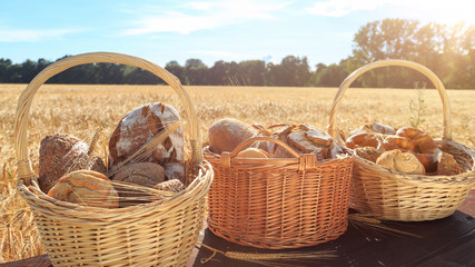 frisch gebackenes Brot und Brötchen