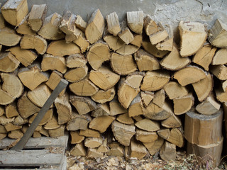 Brennholz und eine Axt 