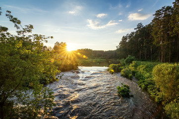 летний пейзаж на берегу реки Иртыш на закате с растительностью, Россия, Урал © 7ynp100