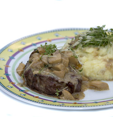 Filetsteak mit Pilzen und Kartoffelstampf