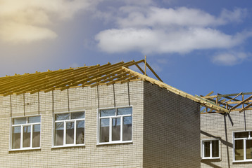 The roof overlaps on a multi-storey building under the sky on a sunny day