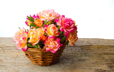 Fototapeta na wymiar Fresh roses in a wicker basket