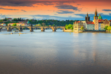 Obraz premium Famous medieval stone Charles bridge, Prague, Czech Republik, Europe