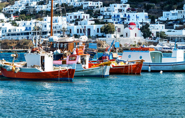 Rote und blaue Fischerboote im Alten Port von Santorini