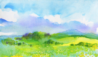 Paysage à l& 39 aquarelle avec montagnes, ciel bleu, nuages, clairière verte avec pissenlit. Fond européen nature dessinés à la main. Illustration de la campagne de peinture