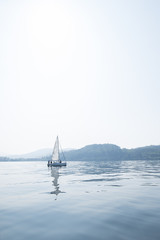 Naklejka premium Barco en el lago