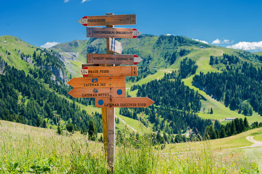 Cartelli sui sentieri di montagna