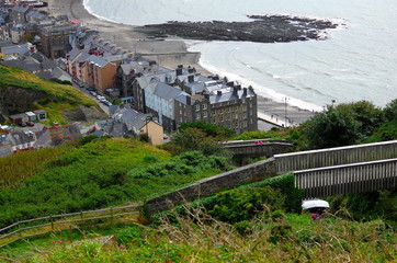 Blick vom Constitution Hill &uuml;ber den Einschnitt der  Aberystwyth Cliff Railway auf Aberystwyth.