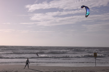 Kitesurfer an der nordholl&auml;ndischen Nordseek&uuml;ste bei Callantsoog.