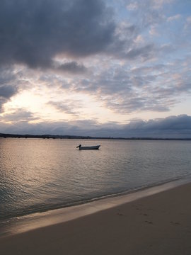沖縄のビーチの夕景